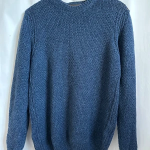 Massimo dutti tröja - 9/10 skick, snygg stickat och varm tröja till vintern köpt för 1 tusen kronor.