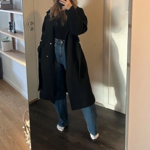 Svart kappa  - Säljer denna fina kappa från Vero Moda. Storlek S. Fint skick! 