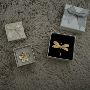 Ringar  - Säljer helt nya  blom ringar och trollslända ringar och lite annat blandat i guld och silver! De är i rostfritt stål och justerbara 😍 120kr styck. Vid köpt av fler får du rabatt ❤️