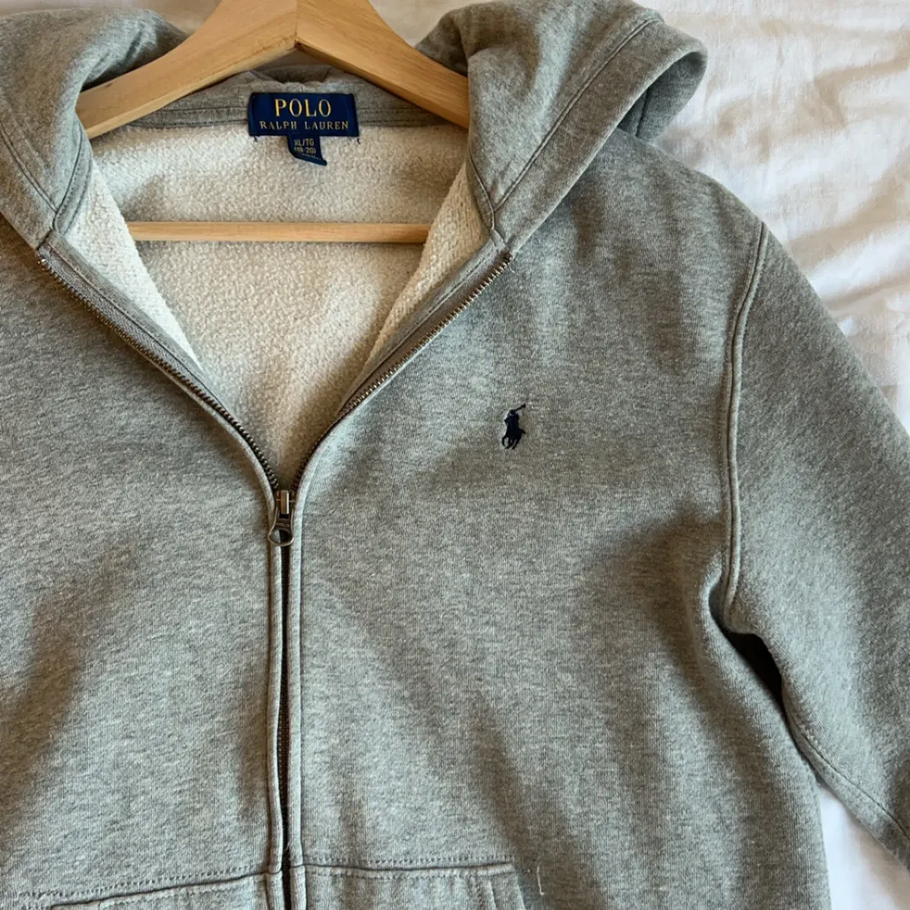 Grå Ralph lauren zip. Liten fläck  på bild fyra men syns inte alls mycket. Äkta såklart. strl: 18-20 years  💞💞. Hoodies.