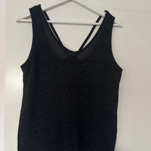 Linne/topp - Glittrig topp/linne i fint skick! Lite ”genomskinligt” tyg. Storlek XL men passar mig som har M/L.