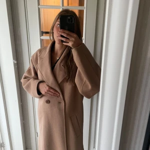 Ull kappa - Ull kappa från ellos i storlek 34/36, 70% ull och 30% polyester.  Fint skick & inga anmärkningar 🥰 Köpt för 2000kr