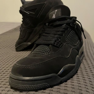 Jordan 4 Black Cats - Säljer dessa skor för jag har växt ifrån denna stil och vill helst få bort domm. Skorna har använts ett par gånger men är fortfarande i ny skick.