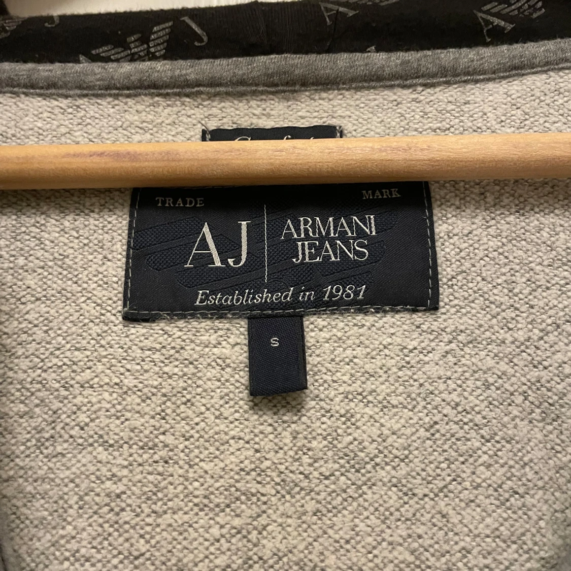 Grå hoodie från Armani Jeans - 91