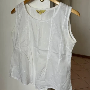 Topp - Jättesöt blus, passar M-L🌸 Kontakta vid frågor 💌