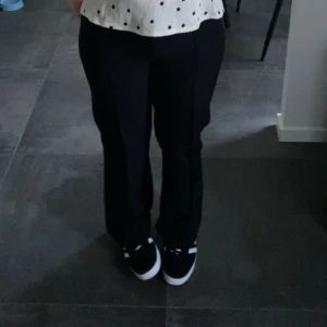 Svarta byxor - Snygga svarta byxor i mycket bra skick. De har en klassisk straight passform som passar perfekt för både vardag och fest. Knappt använda. Köpta för 600kr på Madlady