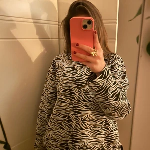 Zebramönstrad tröja - storlek S - Säljer en supermysig zebramönstrad tröja från ”one more story”. Perfekt för kalla dagar när du vill vara både varm och stilren look. Tröjan har långa ärmar och en loose passform som gör den extra bekväm. Passar perfekt för höst och vinter! Mycket bra skick!!