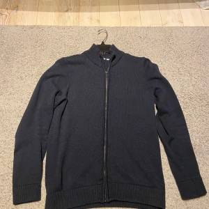 Cardigan Dobber - Säljer en stilren cardigan från Dobber i storlek M. Den är i mycket bra skick och har inga hål elr fläckar. Säljer då den sällan används. Perfekt nu inför både höst och vinter! Priset är inte hugget i sten. Hör av dig om du skulle ha fler frågor:)