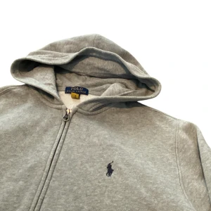 Ralph Lauren hoodie  - Ralph Lauren zip hoodie | väl använd men fint skick | nopprig | passar s | fraktar spårbart via postnord på Köparens bekostnad | nypris runt 1700 | hör av dig vid intresse!