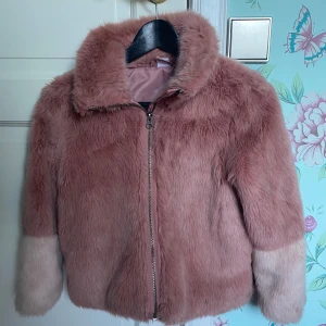 Rosa Fluffjacka (barn) - rosa fluff jacka utan defekter, otroligt mysig och håller värme under vintern. köpt för längesen och vet då inte original priset💕 Pris går att diskutera!