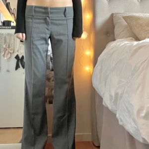 Gråa lågmidjade kostymbyxor  - Ett par gråa lågmidjade kostymbyxor med pressveck :) storlek 38, M från vero moda 🩶