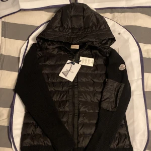Moncler cardigan  - Skick 10/10 inga defekter man kan säga helt ny , använd runt 3 gånger, storleke 2 som motsvarar medium . Inge kvitto där av priset hör av dig vid den minsta fundering 💯🤩🤩