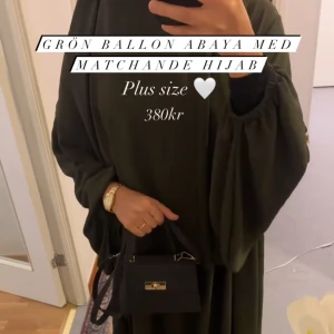 Abaya  - Säljer en elegant mörkgrön ballong abaya med matchande hijab. Abayan har en lös passform och långa ärmar, perfekt för en stilren look. Materialet är mjukt och bekvämt, vilket gör den perfekt för både vardag och speciella tillfällen.