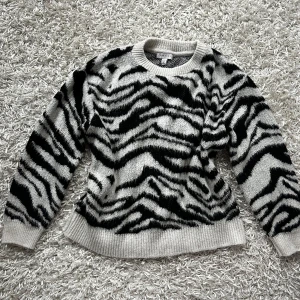 Stickad zebra tröja  - Så fin stickad zebra tröja. Storlek 36-38. För referens är jag en xs. Köp sker via köp nu, jag postar inom 24h. Kvar tills markerad såld 