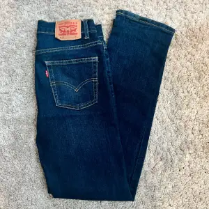 Säljer ett par snygga mörkblå Levi's jeans i mycket bra skick🌟| Jeansen är använda endast 3 ggr💫 | Perfekta för både vardag och fest! 🕺 | Jeansen är i passformen slim och är i strl w28 och l30 | Nypris ca 1500kr💰| Mitt pris 449kr💸 |  Köparen står för frakten och det postas alltid med spårbar frakt 📦| Om ni har några frågor eller funderingar tveka inte då på att kontakta mig 💬