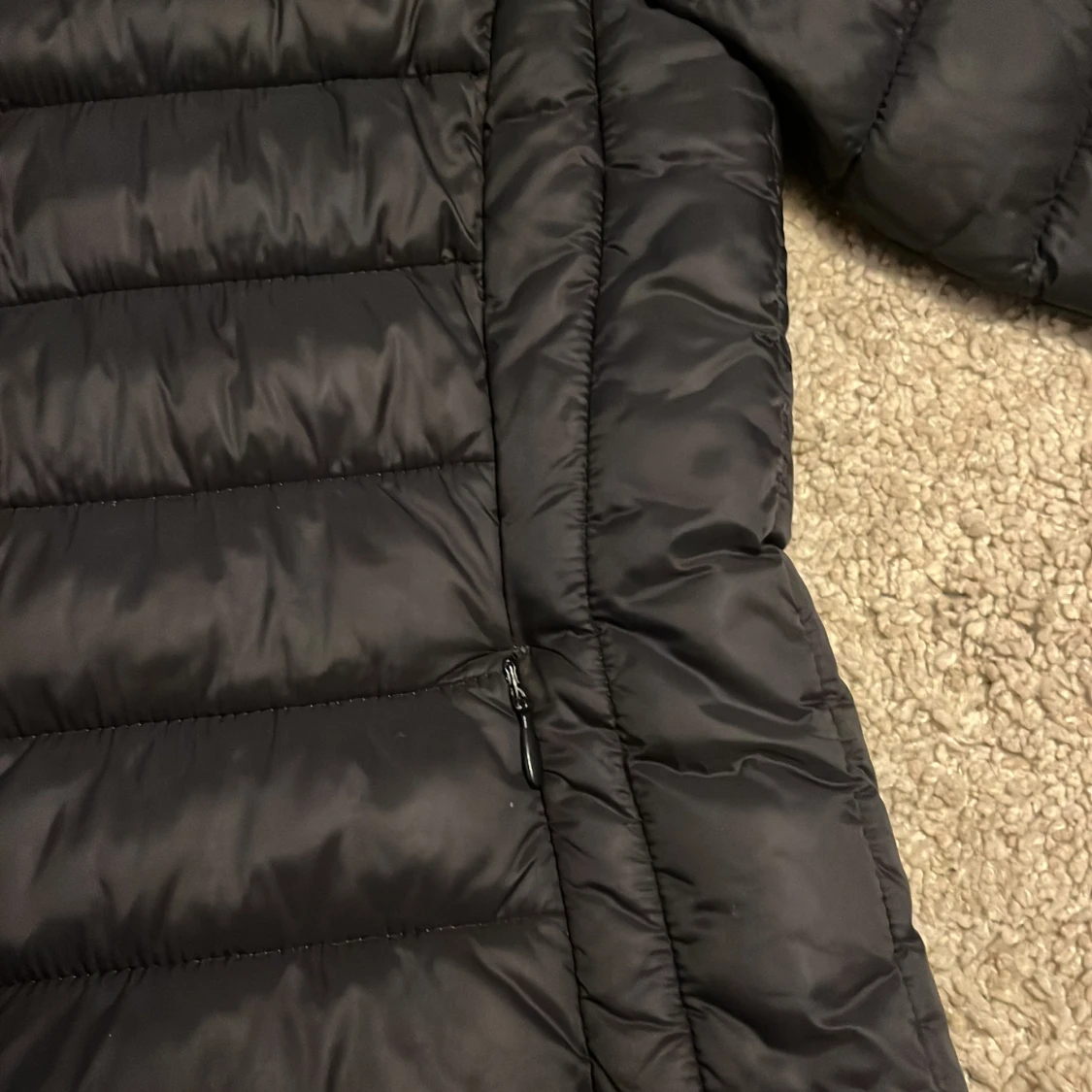 Svart pufferjacka med huva - 93