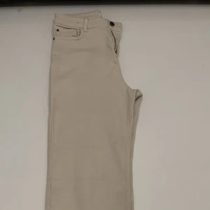 Beige jeans - Fina beige jeans knappast använda 