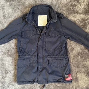Ralph Lauren Field jacket - Tja, säljer nu min riktigt eftertraktade ralph lauren fieljacket i storlek S som är perfekt nu till vintern. Den är mycket ovanlig att hitta i denna färg och storlek. Tveka inte på att fråga något! 