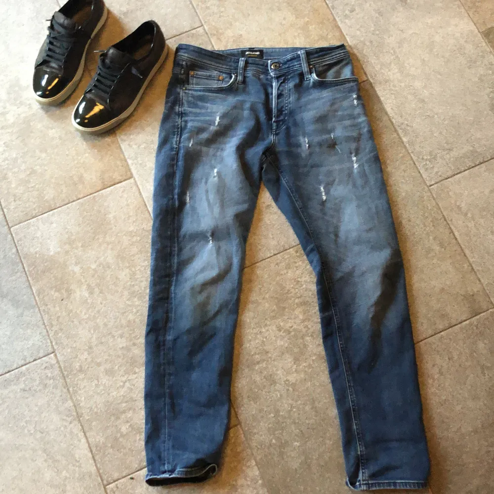 Säljer dessa riktigt snygga Jack n jones jeans för endast 350kr.🤩. Jeans & Byxor.