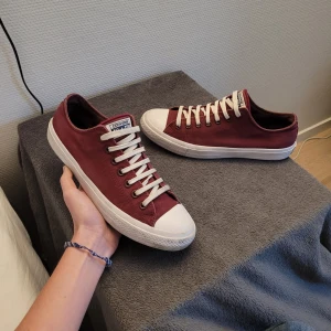 Converse skor - Extremt feta converse skor! Har ett par saint laurent skosnören just nu, vinröda ingår! Superbra skick. Strl 44.