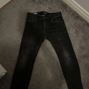 Jack and Jones jeans - Tja säljer nu mina jeans då dom inte passar längre Modellen är slim fit/ Tim Skriv om ni undrar något mer