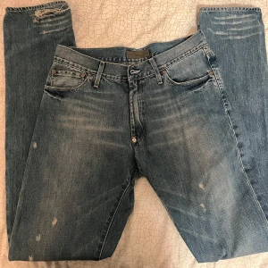 ACNE Jeans - Snygga blåa ACNE jeans för män i storlek 30/34. Fina detaljer med små slitningar och annars mycket bra skick. Vid snabb affär kan prissänkning ske. Dock saknas knappen där fram men med bälte så syns det inte!