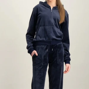 Juicy Couture - Säljer mitt marinblå Juicy Couture pga att den är för liten. Den är använd och på ändan av snörerna har de två metal sakerna trillat av❤️ Ett helt nytt set kostar runt 1 800kr, jag kan tänka mig gå ner i pris vid snabb affär❤️