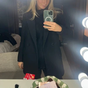 Svart kappa - Svart kortare kappa från H&M. 