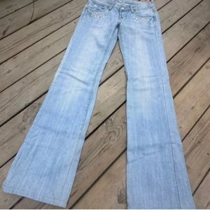 Lågmidjade bootcut jeans ljusblå - Jeans som sitter lågmidjat och bootcut med jättefin passform! Tyvärr är jag för lång, skulle behållt annars. Superlågmidjade! 💓 Innerben: 79/80cm.  Midjemått: 36/37cm