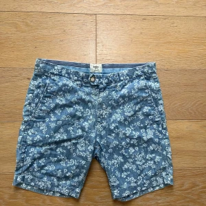 Slim fit shorts med mönster - Storlek 30” Knappt använda shorts köpta på Brothers. 100% bomull. 