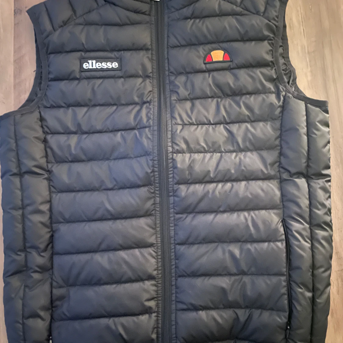 Svart dunväst från Ellesse