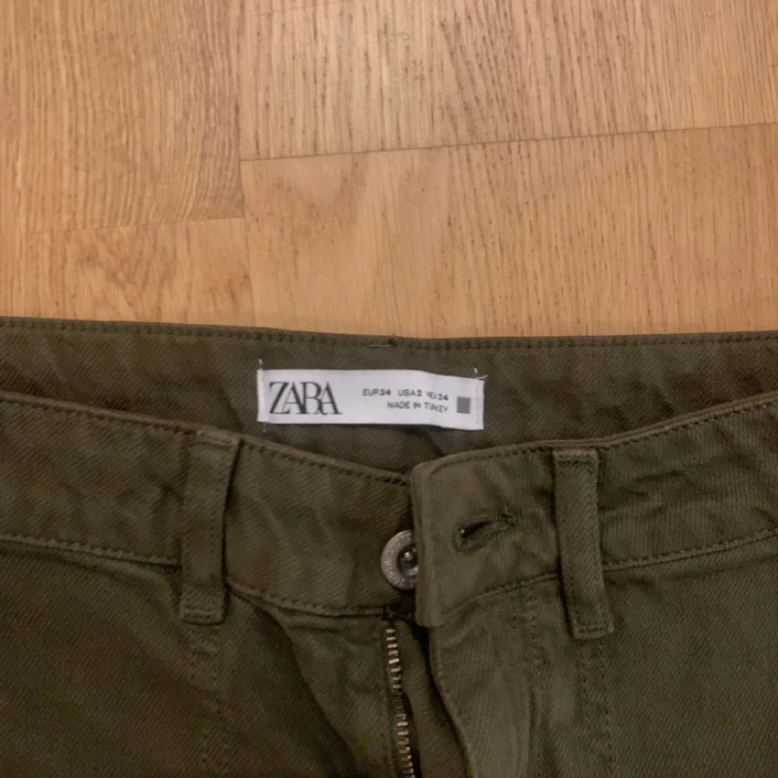 Olivgröna cargos - 90