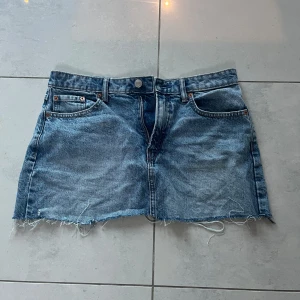 Jeanskjol i blå denim - Säljer min jeanskjol då jag inte fått så mycket användning för den. Bra skick och inte använd så mycket. 