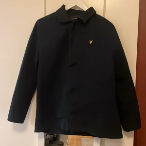 Lyle scott  - Säljer nu denna feta Lyle scott overshirten för ett riktigt bra pris, passar perfekt till hösten  Skriv vid minsta fundering 