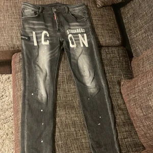 Dsquared2 byxor - Den är helt ny typ. Har använt den några gånger och vill inte ha den längre. Den är jättefin och jättebra. Det är Dsquared2 med Icon logan och att de är inte baggy eller skinny utan slim.