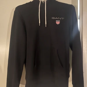 Mörkblå Gant hoodie - Säljer min mörkblåa gant hoodie som inte är speciellt använd. Skick 8/10 Pris kan diskuteras.