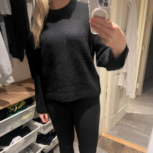 Svart stickad tröja - Säljer vidare denna svarta stickade tröjan ifrån Gina tricot. Den är i den gamla modellen alltså är den inte lika fluffig som det nya materialet. Den är lite liten i storleken så sitter ungefär som en S. Materialet är premium quality. Passar perfekt 