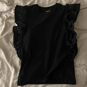 Kortärmad tröja med volang - Jag säljer en jätte gullig tröja med volanger. Den är ifrån gina tricot 😍Använd få gånger!! 💞💞Jätte bra skick!
