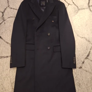 Zara rock - Hej! säljer just nu en rock från zara som var till en familje medlem men passade inte han. Helt oanvänd.  Färg:svart Storlek: xl 