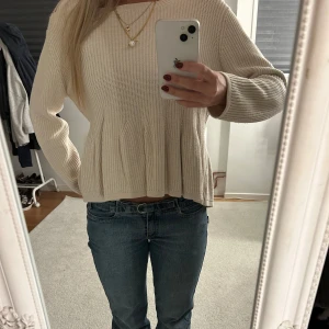 Blus med volang  - Jättefin stickad tröja med volang!!🩷🩷