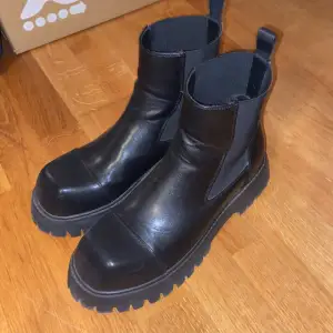 feta chelsea boots från koi fusk läder men bra kvalitet 👍👍 pris kan diskuteras vid snabb affär storlek 43 passar mig som har 44,5