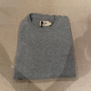 Stickad tröja - Riktig snygg tröja ifrån East West. Storlek M, färg grå. Bra skick. Pris går alltid att diskutera. Skriv vid frågor eller funderingar.✅🤩