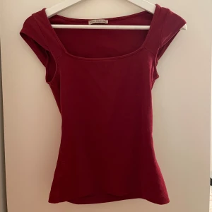 Vinröd anna field topp - Jättefin vinröd anna field top utan defekter i strl xs-s. Inga defekter eller direkta tecken på användning. Säljer då den inte passar mig. Tryck gärna på köp nu!!