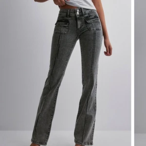Lågmidjade jeans  - Lågmidjade jeans från Nelly. Nypris 700 säljer så de inte kommer till användning💓