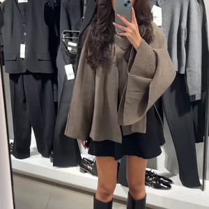 Jätte fin kappa/ poncho - Helt ny aldrig använd super fin kappa🤎