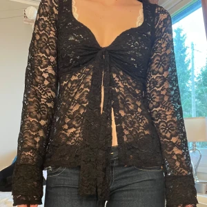 Design by si spets topp - Jättefin topp. Lite nopprig men annars bra skick. Stl xs/s💞