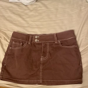 Kort brun kjol - Den här kjolen köptes för två år sen och har aldrig använt den ,den är helt ny kan man säga och jag använder inte den pågrund av att den är inte min stil i kläder