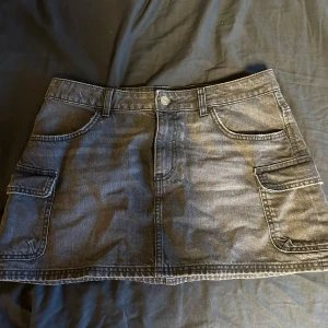 svart jeanskjol - superfin svart jeanskjol från h&m! använd 1 gång💕Midja: 41cm Mittlängd: 32cm  Ytterlängd: 35cm. använd gärna köp nu! 