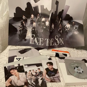 Face the Sun album av Seventeen - Säljer ett komplett 'Face the Sun' album av Seventeen. Inkluderar en affisch med alla medlemmar på motorcyklar, flera fotokort med medlemmarnas bilder, och en CD. Albumet har en stilren design med svartvita och orange detaljer. Perfekt för fans av Seventeen! 🎶 inget pc medföljer