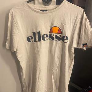 Säljer denna ellesse t-shirten då jag inte använder den. Har använt den max 4 gånger. Pris kan diskuteras. 